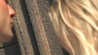 Blondes Mädchen Michelle Moist ist bereit für harten und wilden Sex in ihrer Reizwäsche #15
