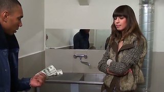 Brünette Marya mit ihren engen Arsch saugt den harten Schwanz in der Toilette #21