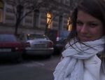 Einem Mädchen auf der Straße wird Geld für ihre Titten angeboten
