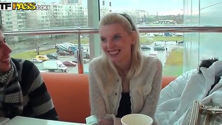 Blondine Kamila mit einem engen Arsch bekommt zwei Schwanze in einer pov Aktion #1