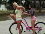 Rachel, Chloe und Molly reitet Fahrräder und ficken danach hart