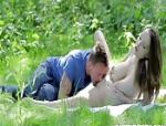 Ein romantisches Picknick mit einer vollbusigen Frau #10