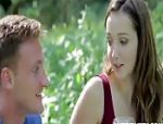 Ein romantisches Picknick mit einer vollbusigen Frau #3