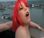 Rotschopf bei einer Orgie auf dem Dach