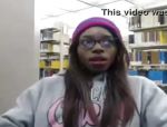 Una ragazza nera gioca in biblioteca #8