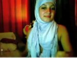 Araberin setzt ihren Hidschab auf und masturbiert #14