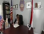 Amerikanische Regierungsmitarbeiterin fickt in Büro #1