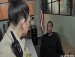 Polizistin mit schwarzem Haar nimmt großen schwarzen Schwanz in sich auf #4