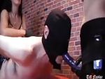 Zwei Girls verbinden einem Mann die Augen und ficken ihn #11
