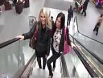 Zwei deutsche Mädchen haben Spaß im Einkaufszentrum #4