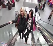 Zwei deutsche Mädchen haben Spaß im Einkaufszentrum