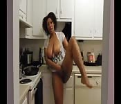 Vollbusige Hausfrau vergnügt sich in der Küche #7