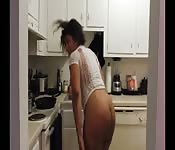 Vollbusige Hausfrau vergnügt sich in der Küche #1