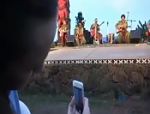 Schöne junge Frau spielt mit ihrem Macker #2