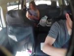 Schlampe im Van fickt wie verrückt mit einem Fremden #3