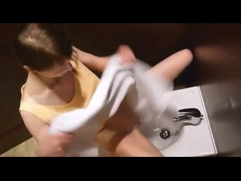 Junges Teeniefötzchen masturbiert sich auf einem Bidet #7