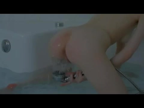 Dünnes Mädchen öffnet sich ihre feuchte Vagina im Badezimmer #9