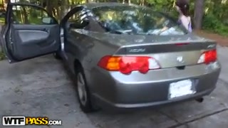 Junges Mädchen lutscht einen Schwanz in einem Auto #18