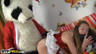 Anal-Sex mit Weihnachtspundabären von hinten genommen verkleidet #14