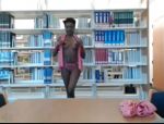 Schwarze Exhibitionistin lässt sich in der Bücherei ficken #1