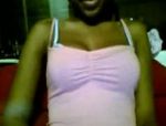 Heisse, schwarze Teenagerin liebt es sich vor der Webcam zu befummeln