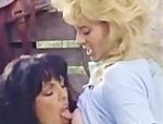 Nina Hartley und Hyapatia Lee unterhalten sich gegenseitig mit Lust