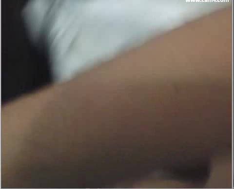 Eine Brasilianerin mit ihren großen Arsch und Fotze masturbiert sich vor der Webcam #4