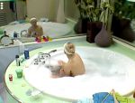 Big Brother, heißes blondes Teeny-Girl rasiert sich in der Wanne und duscht nackt