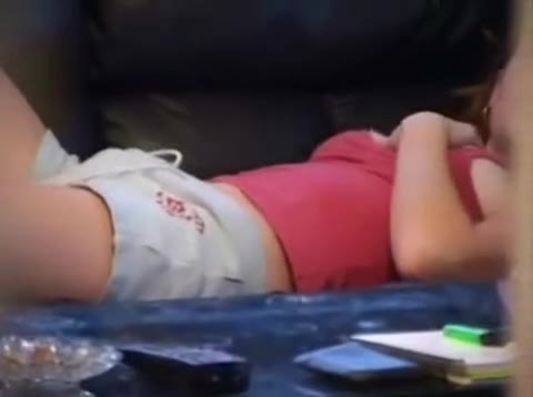 Junges Mädchen wird mit einer versteckten Kamera beim Masturbieren im Wohnzimmer gefilmt #4