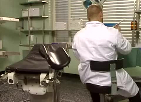 Deutsche Blondine lässt sich von zwei geilen Doktoren ficken #1