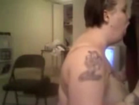 Mädchen mit Tattoes verpasst ihm einen ordentlichen, geilen Blowjob #17
