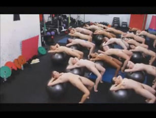 Sexy nackte Übungsgruppe mit mehreren Frauen