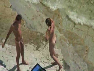 Paar wird beim Sex am Strand beobachtet