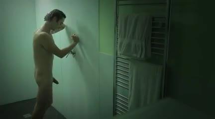 Angelica nimmt eine heiße Dusche
