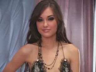 Sexy Schlampe Sasha Grey wird gefickt und vollgewichst