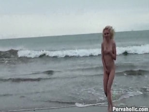 Blondine bläst Schwanz am Strand