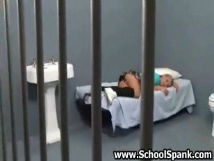Gefängnis Wärterin missbraucht einen weiblichen Neuzugang