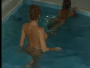Milly d'Abbraccio beim Sex am Swimmingpool