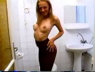 Dürres Teenie Girl wird im Badezimmer gefickt