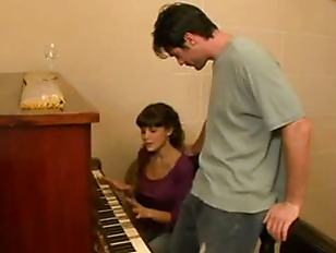 Argentinierin spielt Klavier für einen Schwanz